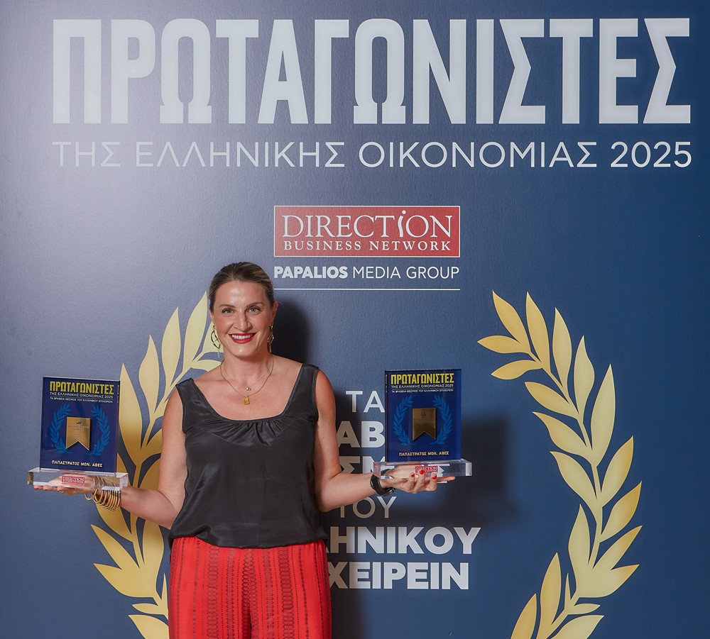 H Κατερίνα Χατζοπούλου, Senior Communications Manager, Media Relations & Content της Παπαστράτος παραλαμβάνει τα βραβεία