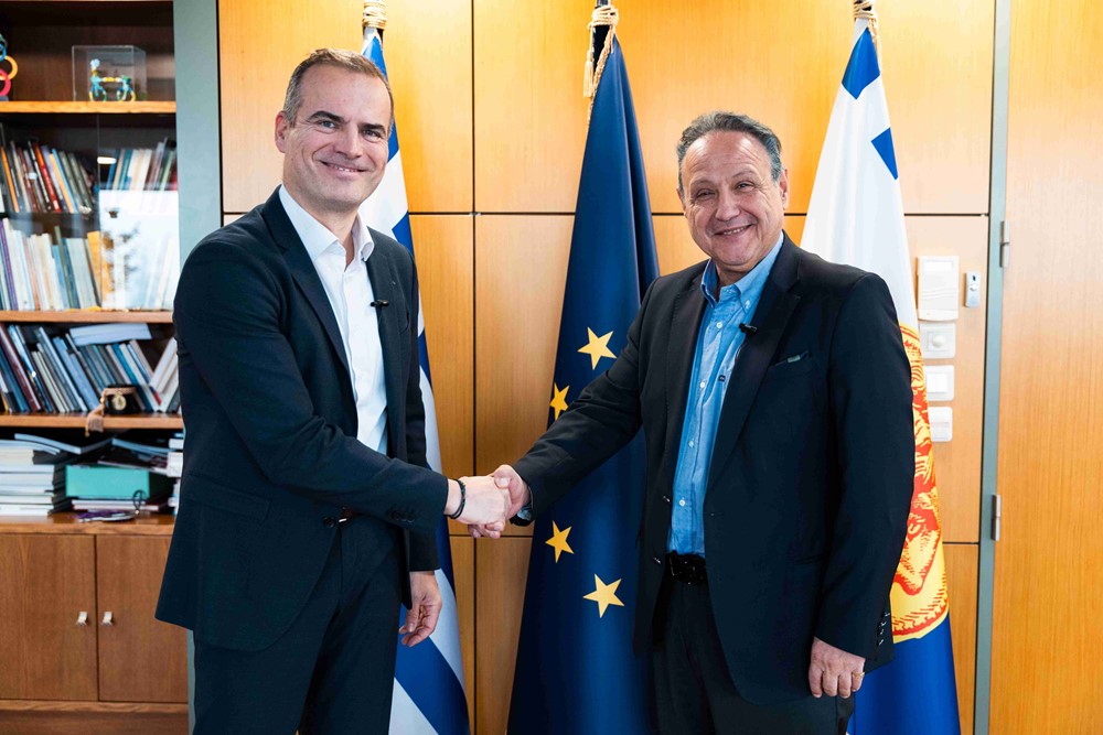 /media/4ddnrbvk/ο-προ-εδρος-και-δ-συ-μβουλος-της-παπαστρα-τος-γιω-ργος-μαργω-νης-και-ο-δη-μαρχος-θεσσαλονι-κης-στε-λιος-αγγελου-δης.jpg?width=1000&height=700¢er=0,5,0,5&mode=crop