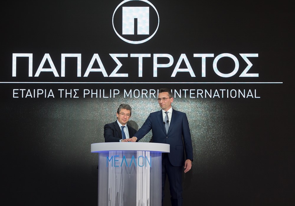 O CEO της Philip Morris International Ανδρέας Καλαντζόπουλος μαζί με τον Πρόεδρο της Παπαστράτος Χρήστο Χαρπαντίδη εγκαινιάζουν το 2018 το νέο εργοστάσιο στην Ελλάδα που αποτελεί τη δεύτερη μονάδα αποκλειστικής παραγωγής θερμαινόμενων ράβδων καπνού για το IQOS.