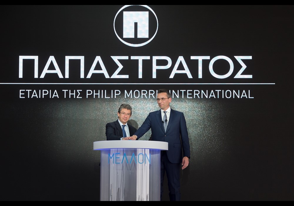 O CEO της Philip Morris International Ανδρέας Καλαντζόπουλος μαζί με τον Πρόεδρο της Παπαστράτος Χρήστο Χαρπαντίδη εγκαινιάζουν το 2018 το νέο εργοστάσιο στην Ελλάδα που αποτελεί τη δεύτερη μονάδα αποκλειστικής παραγωγής θερμαινόμενων ράβδων καπνού για το IQOS.