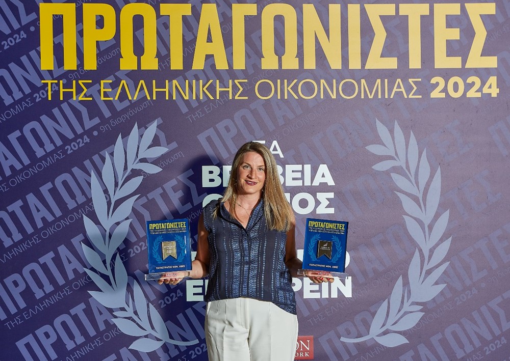 H Διευθύντρια Επικοινωνίας, Media Relations & Content της Παπαστράτος, Κατερίνα Χατζοπούλου, παραλαμβάνει τα δυο βραβεία.