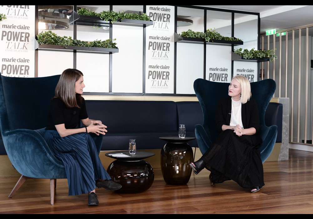 Η δημοσιογράφος, συγγραφέας και συνιδρύτρια του Women Οn Τop Στέλλα Κάσδαγλη συνομιλεί με την Αθηνά Καλαντζή στο συνέδριο Marie Claire Power Talk.