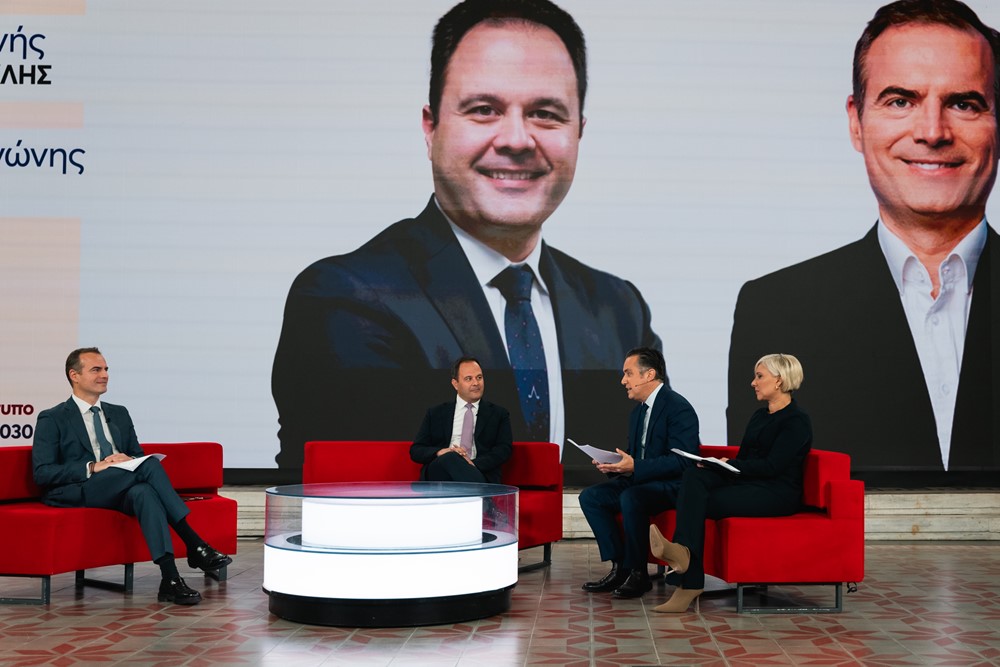 Από αριστερά: O Γιώργος Μαργώνης, Πρόεδρος και Διευθύνων Σύμβουλος της Παπαστράτος, ο Δημήτρης Χανής, CEO του Ομίλου Ηρακλής, ο Νίκος Φιλιππίδης, Σύμβουλος Έκδοσης του Οικονομικού Ταχυδρόμου και η Αθανασία Ακρίβου, δημοσιογράφος του Οικονομικού Ταχυδρόμου.