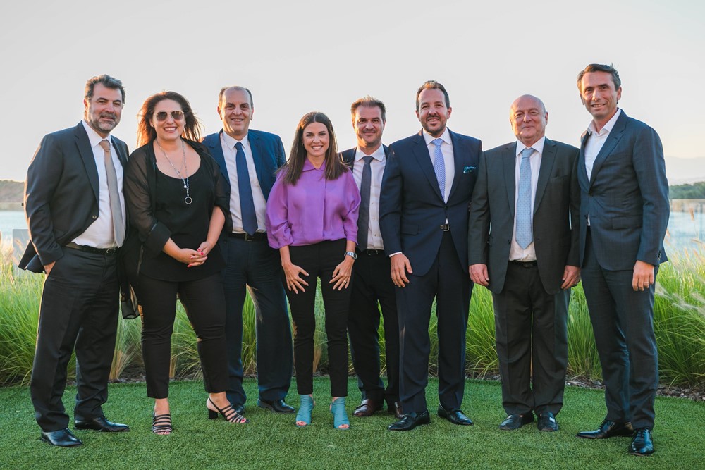 Μέλη της ομάδας που εκπροσώπησε την Παπαστράτος στην εκδήλωση, με τους (από αριστερά) Λεωνίδα Τόλη (Γενικός Διευθυντής Νομικών Υπηρεσιών Νοτιοανατολικής Ευρώπης), Αλεξάνδρα Γεωργιάδου (Διευθύντρια Επικοινωνίας), Γιώργο Παρτσακουλάκη (Γενικός Διευθυντής Ανθρώπων και Κουλτούρας Νοτιοανατολικής Ευρώπης ), Μαρία Δημοπούλου (Διευθύντρια Επικοινωνίας & Βιωσιμότητας), Τάσο Συκάκη (Διευθυντής Εταιρικών Υποθέσεων), Σταύρο Δρακουλαράκο (Γενικός Διευθυντής Επικοινωνίας), Σωτήρη Συρίχα (Διευθυντής Print Shop) και Χρήστο Χαρπαντίδη (Πρόεδρος και Διευθύνων Σύμβουλος)