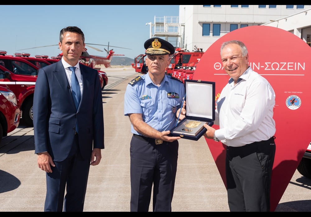 Ο Αρχηγός του Πυροσβεστικού Σώματος προσφέρει αναμνηστική πλακέτα στον Πρόεδρο της Ελληνικής Ομάδας Διάσωσης κ. Γιώργο Καλογερόπουλο