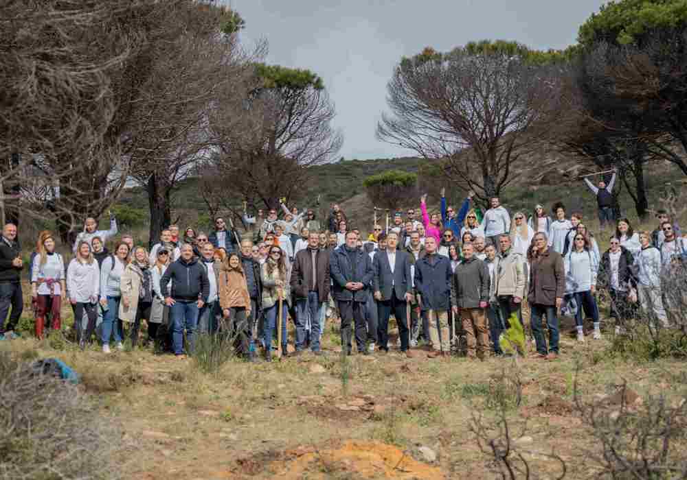 150 άνθρωποι της Παπαστράτος φύτευσαν τα πρώτα 800 δέντρα στο Δήμο Πεντέλης στην έναρξη της Β΄φάσης του µεγάλου Προγράµµατος Αναδάσωσης