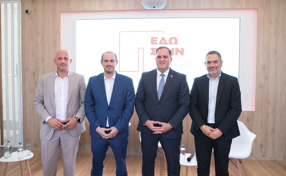 (Από αριστερά) Ο δημοσιογράφος, Τάσος Ζάχος, ο Υφυπουργός Εθνικής Οικονομίας & Οικονομικών, Γιώργος Κώτσηρας, ο Διοικητής της ΑΑΔΕ, Γιώργος Πιτσιλής, και ο Αντιπρόεδρος της Παπαστράτος, Ιάκωβος Καργαρώτος
