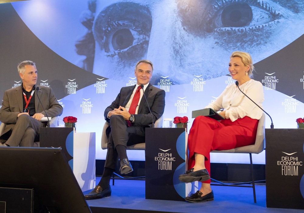 O Πρόεδρος Ευρώπης της PMI, Massimo Andolina (κέντρο), με τους δημοσιογράφους Αντώνη Φουρλή και Έλενα Παπαδημητρίου