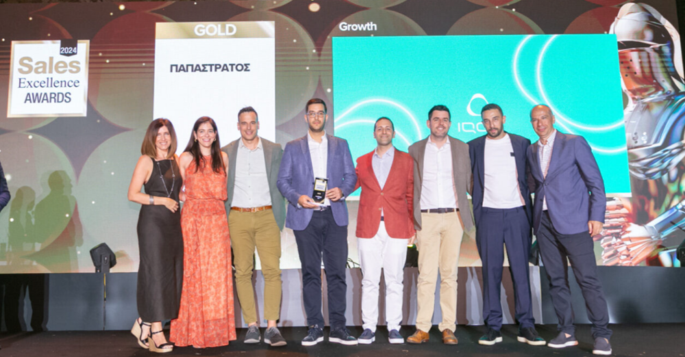 Μέλη της ομάδας του Commercial καθώς λαμβάνουν τα βραβεία Sales Excellence Awards
