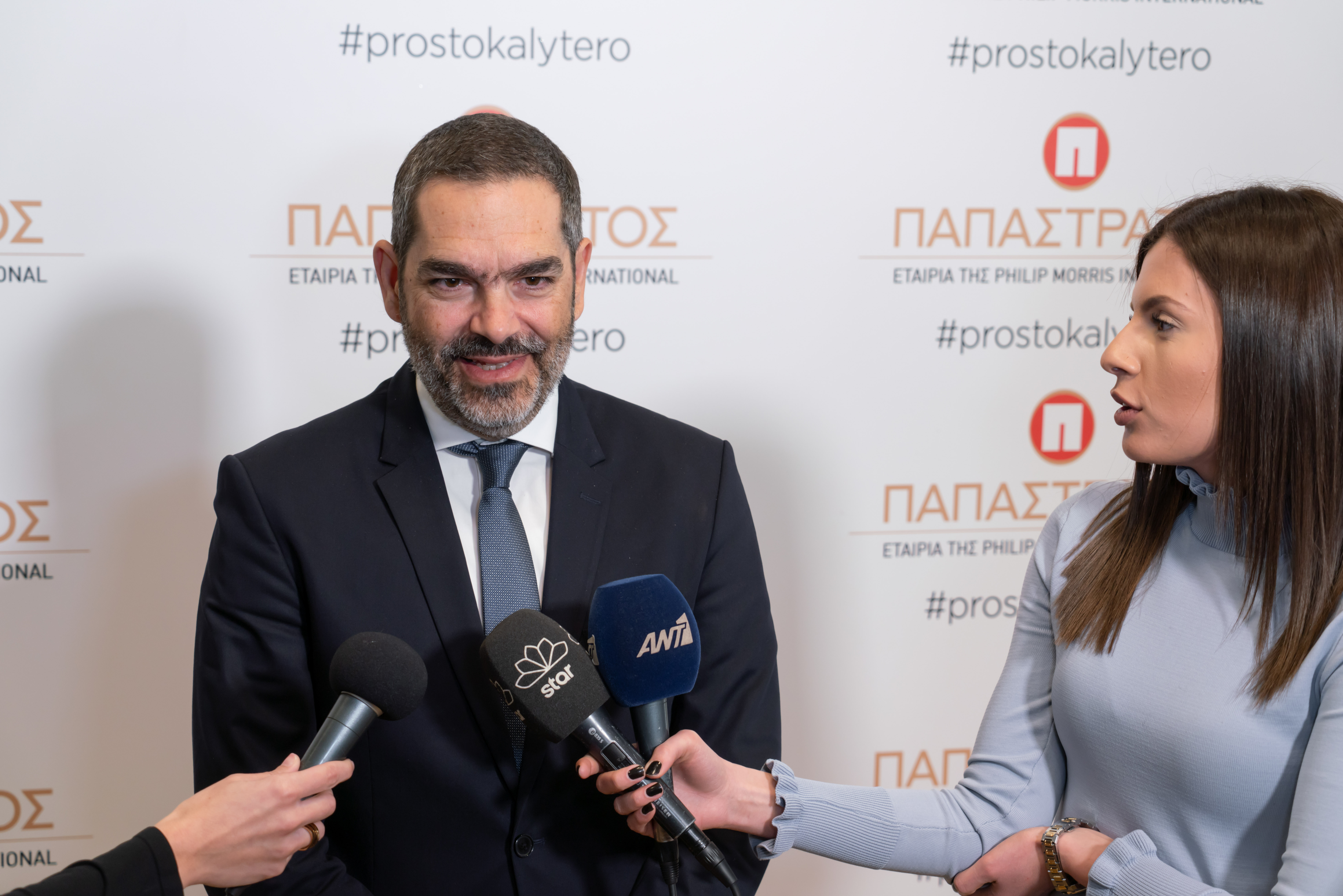 Ena Ekatommyrio Ligoteroi Kapnistes39