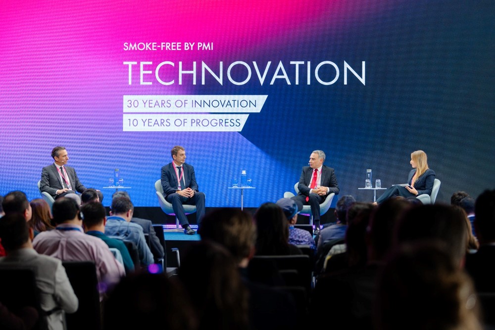 (Από αριστερά) Ο Senior Vice President, External Affairs της PMI, Χρήστος Χαρπαντίδης, ο President East Asia, Australia & PMI Duty Free της PMI, Βασίλης Γκατζέλης, ο President Europe Region της PMI, Massimo Andolina και η συντονίστρια της συζήτησης και Vice President Regulatory, Product & ESG Policy της PMI,  Agnieszka Wyszynska-Szulc