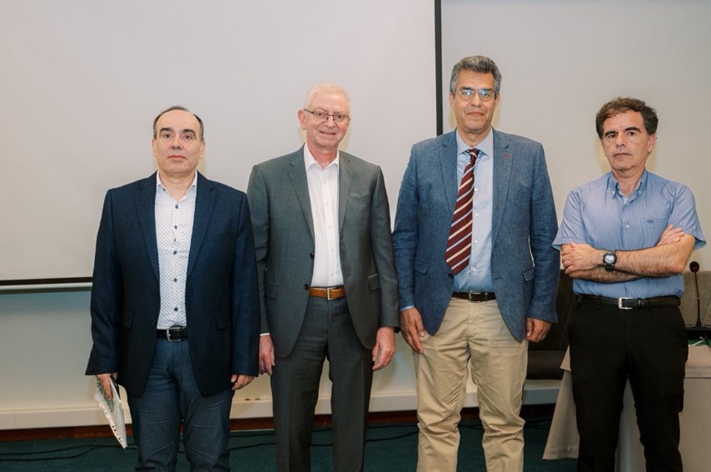 Από αριστερά: Χαράλαμπος Τσιτσάρας (ΜD, Πνευμονολόγος – Φυματιολόγος), Ηρακλής Αβραμόπουλος (ΜD, Παθολόγος-Διευθυντής Παθολογικής Κλινικής, Νοσοκομείο «Υγεία»), Νικόλαος Γράψας (MD, Καρδιολόγος, τ. Διευθυντής Καρδιολογικής Κλινικής Γ.Ν. Πατρών «Αγ. Ανδρέας»), Σπύρος Πανδής (Καθηγητής στο Τμήμα Χημικών Μηχανικών του Πανεπιστημίου Πατρών και συνεργαζόμενος ερευνητής στο Ινστιτούτο Επιστημών Χημικής Μηχανικής του Ιδρύματος Τεχνολογίας και Έρευνας-ΙΤΕ)