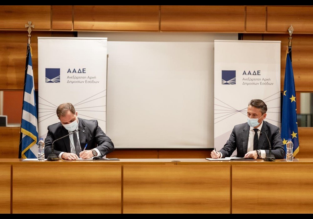 Ο διοικητής της ΑΑΔΕ, Γιώργος Πιτσιλής (αριστερά) και ο Πρόεδρος και Διευθύνων Σύμβουλος της Παπαστράτος, Χρήστος Χαρπαντίδης