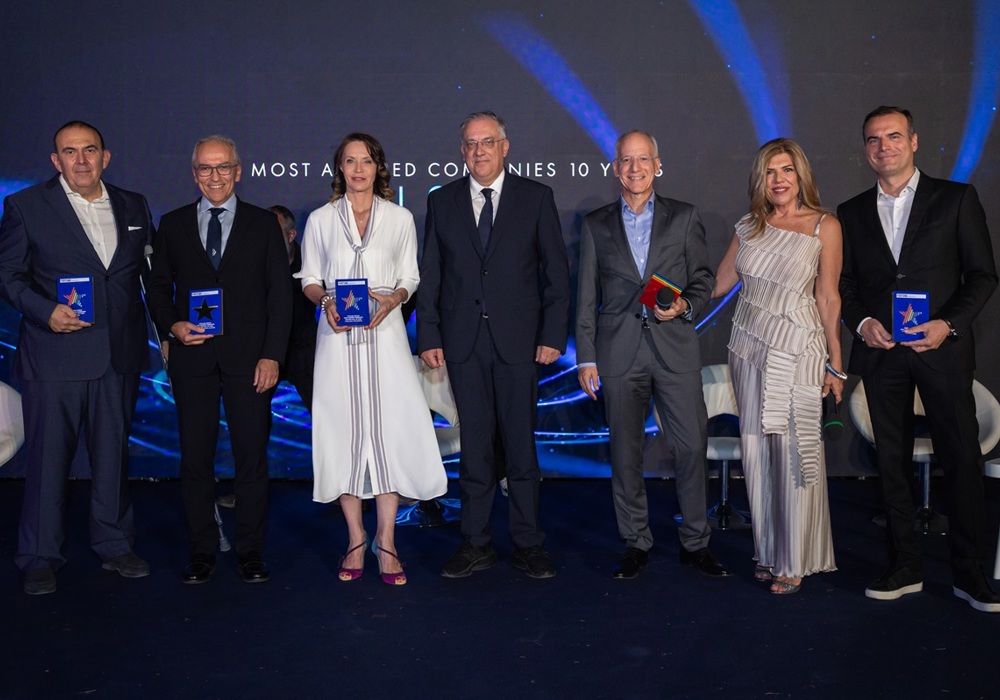 Από αριστερά: Άρης Δημητριάδης, Executive Director Κανονιστικής Συμμόρφωσης, Διαχείρισης Εταιρικών Κινδύνων & Ασφάλισης Ομίλου ΟΤE, Δημήτρης Γερογιάννης, CEO ΑEGEAN, Μαρία Αναργύρου-Νίκολιτς, CEO Coca Cola Τρία Έψιλον, Tάκης Θεοδωρικάκος, Υπουργός Ανάπτυξης, Γιάννης Πανιάρας, Group Executive Director Europe TITAN, Αναστασία Παρετζόγλου, Εxecutive Chair του Fortune Greece, Γιώργος Μαργώνης, Πρόεδρος και Διευθύνων Σύμβουλος, Παπαστράτος.