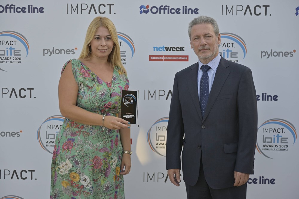Το βραβείο παρέλαβαν η κα Δέσποινα Σέρφα, Manager IT Operations, Supply Chain & CF -  IT Services EU South East Cluster της Παπαστράτος και ο κ. Ηλίας Γιαννίτσιος, Integrated Special Projects Manager της SingularLogic.