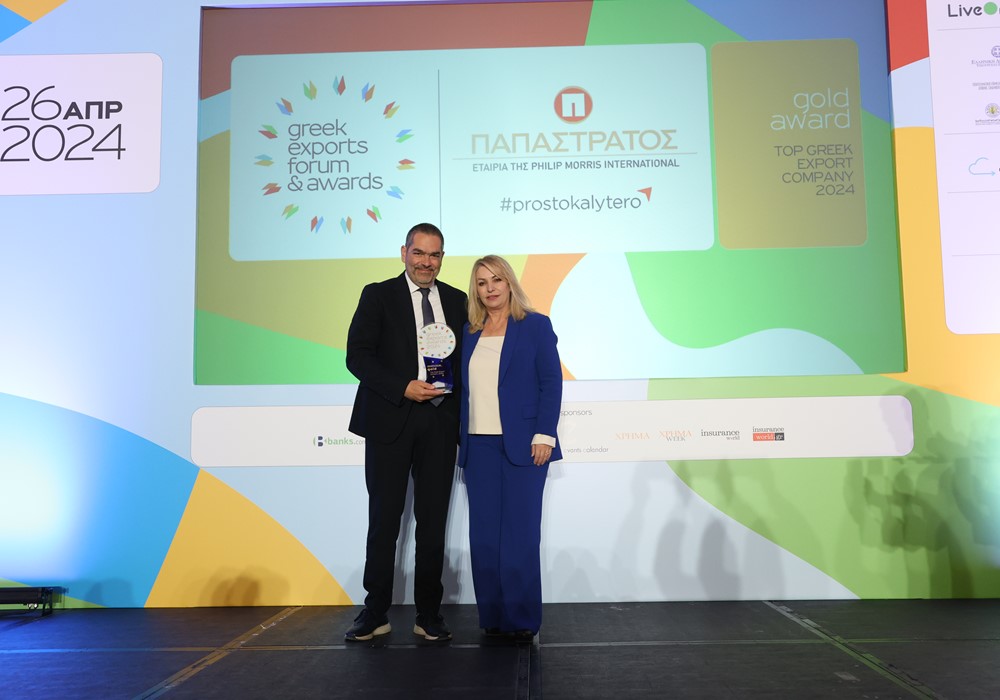 Ο Αντιπρόεδρος της Παπαστράτος, Ιάκωβος Καργαρώτος, παραλαμβάνει το βραβείο Top Greek Export Company 2024 από την Υφυπουργό Ανάπτυξης κα Άννα Μάνη-Παπαδημητρίου.