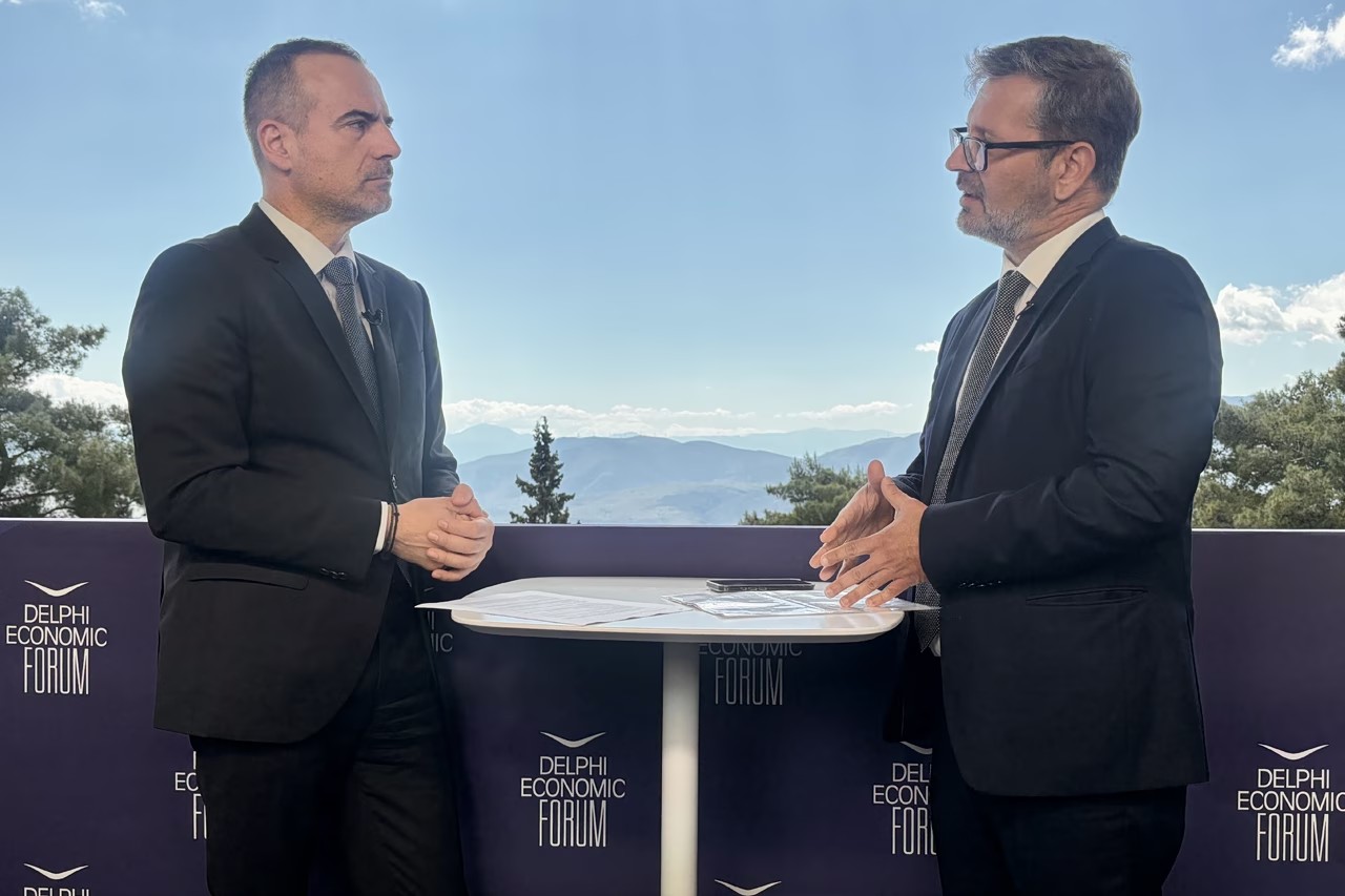 Ο Πρόεδρος και CEO της Παπαστράτος, Γιώργος Μαργώνης μιλώντας στο OT Delphi Economic Forum XI και στον διευθυντή σύνταξης του ot.gr, Χρήστο Κολώνα