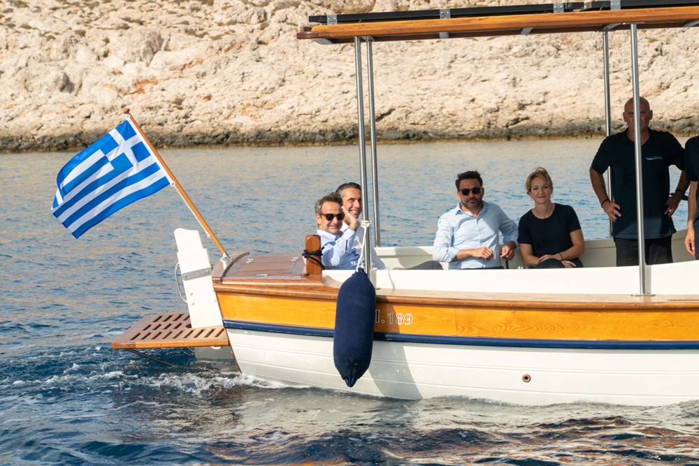 Από αριστερά: O πρωθυπουργός κ. Κυριάκος Μητσοτάκης με τον Πρόεδρο και Διευθύνοντα Σύμβουλο της Παπαστράτος κ. Χρήστο Χαρπαντίδη.