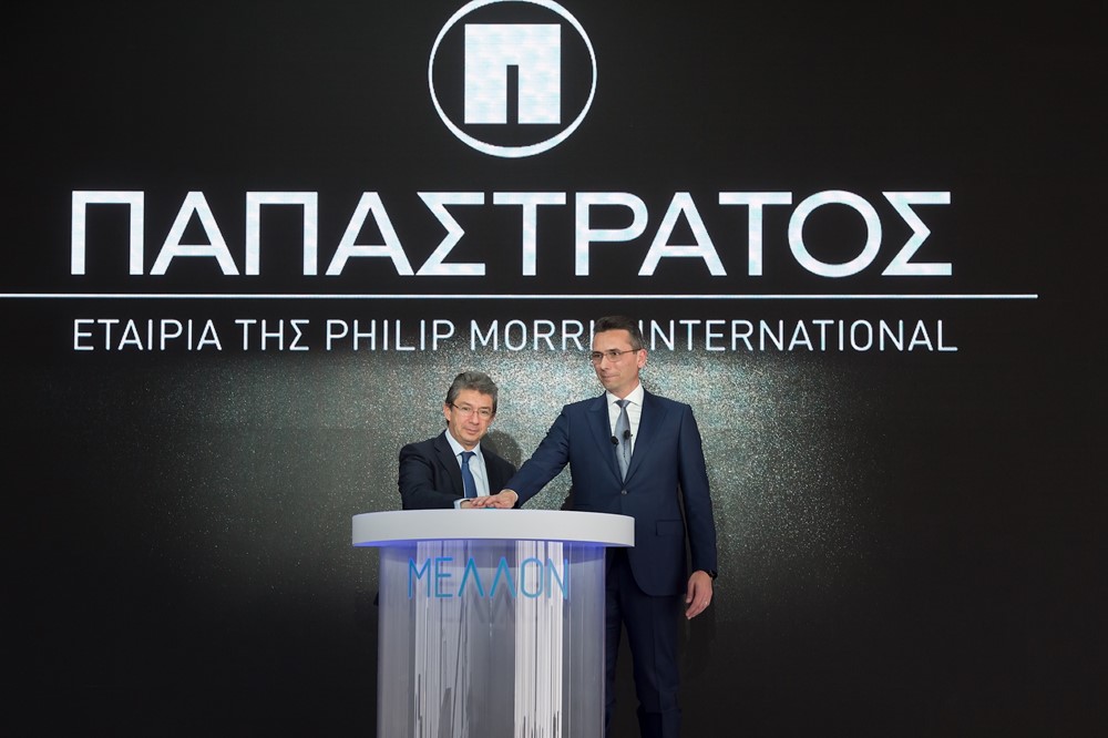 O CEO της PMI κ. Αντρέ Καλαντζόπουλος (και νυν Εκτελεστικός Πρόεδρος του Διοικητικού Συμβουλίου) με τον Πρόεδρο και Διευθύνων Σύμβουλο της Παπαστράτος κ. Χρήστο Χαρπαντίδη στην τελετή εγκαινίων