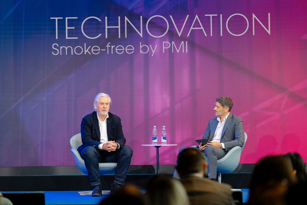 Από αριστερά: Ο CEO της Philip Morris International, Jacek Olczak με τον Vice President Global Communications, Philip Morris International, Tommaso Di Giovanni στη σκηνή του Technovation Forum.